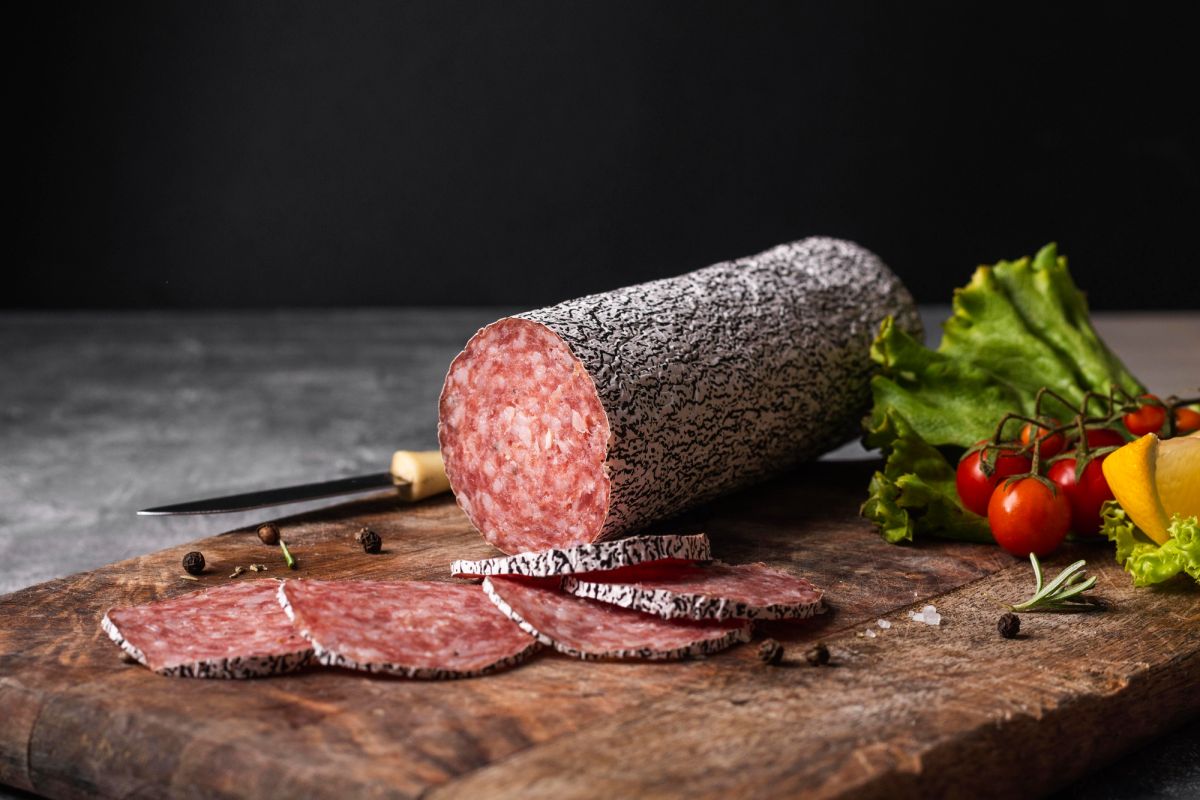 Une saucisse différente : le salami. Ce qu'il contient vraiment et les délicieux plats qu'il permet de préparer