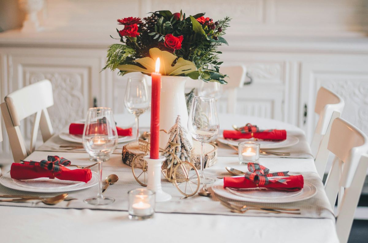 Décorations de table individuelles avec des serviettes en papier imprimées.