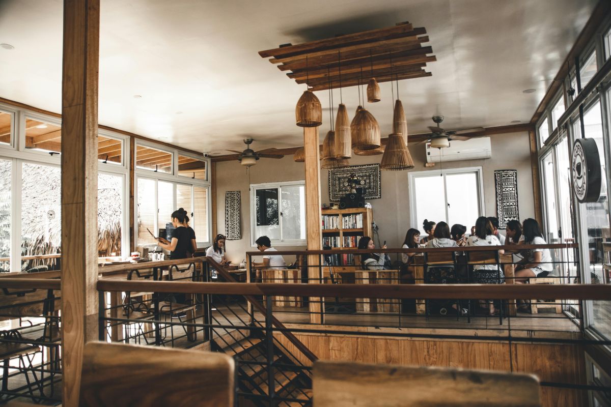 Combien de temps dois-je attendre pour la nourriture au restaurant ?