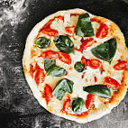 Michelangelo Pizza Warme Küche food