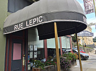 Rue Lepic outside