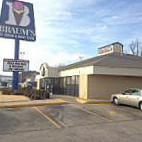 Braum's Ice Cream Dairy Store outside