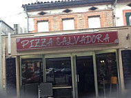 Pizza Salvadora outside