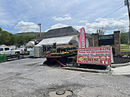 Mountainside Deli outside