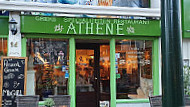 Athene's Olijf Delft outside