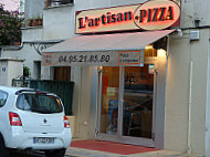 L'artisan-Pizza outside