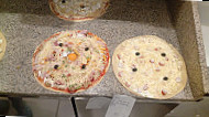 Louka Pizz food