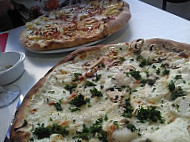Pizza Della Mamma food