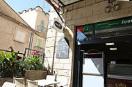 Le Cafe de L'Hotel de Ville inside
