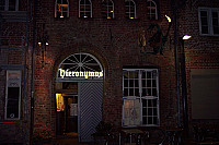 Hieronymus outside