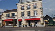 Hotel-Restaurant du Pont D'Anjou outside