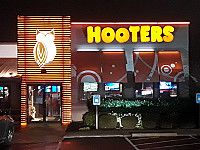 Hooters Kennesaw outside