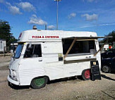 Camion Pizza outside