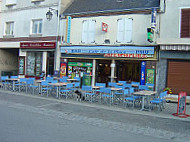 Café De La Place inside