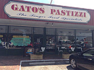 Gato's Pastizzi outside