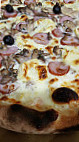 Monti Pizzas Artisanales food