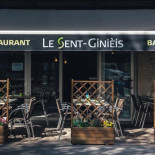 Le Sentginieis outside