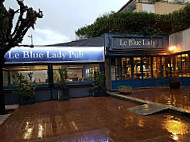 Le Blue Lady Pub outside