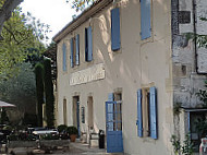 Le Bistrot du Paradou outside