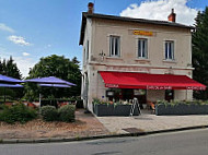 Café De La Gare outside