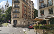 Les Ambassades De Montmartre inside