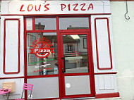 Lou's Pizza inside