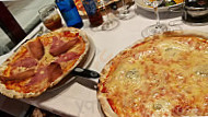 Pizza Tutto Roses food