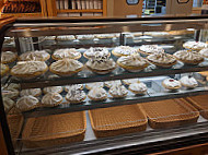 Der Dutchman Bakery food