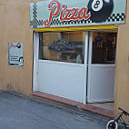 Pizza 8 outside