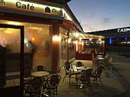 Café De L'esplanade inside