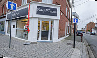 Ray'pizza outside