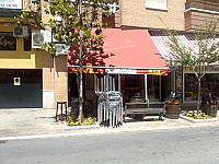 El Bar De Manolo outside