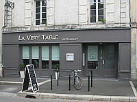 La Very Table outside