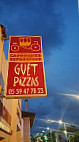 Guet Pizzas inside