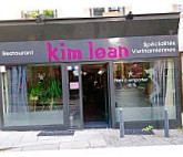 Asiatique Kim Loan outside