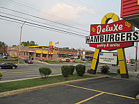 Deluxe Hamburgers outside