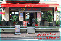 Paris Saigon outside