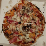 Le Pizzaiolo Le Camion Pizza De La Region De Cailly food