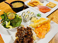 Mi-Ne Sushi House food