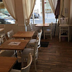Le Café De Chloé inside