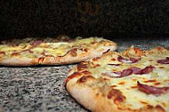 Les Pizzas du Puits Vieux food