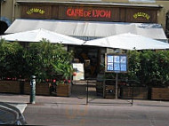 Cafe de Lyon outside