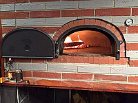 L'instant Pizza inside