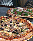 A Pizza Italiana food
