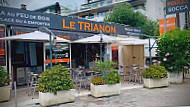 Pizza Du Trianon outside