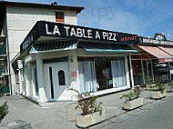 La Table A Pizz' outside