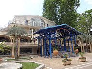 Le Pavillon Bleu outside