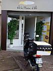 À La Main D'or outside