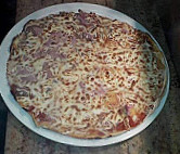 Pizza Léo food