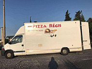 Pizza Régis outside